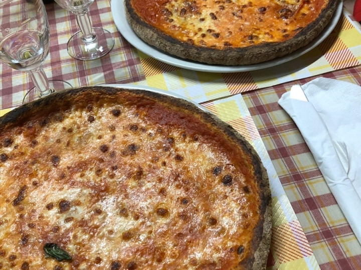 Tramonti's "black pizza" for the commemoration of the dead